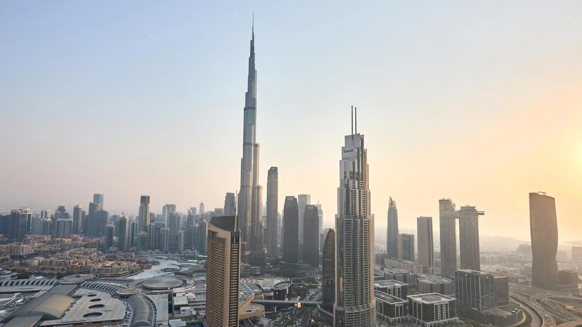 Luxury 4 Bedroom High-Floor Apartment, Spectacular Burj Khalifa & Fountain Views, Steps Away From Dubai Mall - Downtown Dubai By Stayfinity